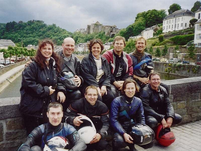 Gruppenfoto (Teil) vor Lumpis Burg von Boullion (ca. 1099) mitten auf der Bruecke ueber den Fluss Semois