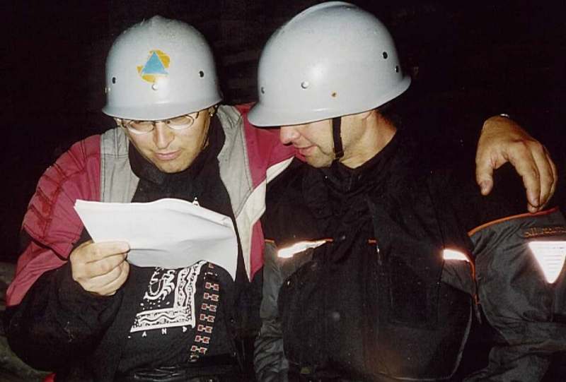 Sam und Lumpi lesen die Schieferfuehrung mit verteilten Rollen