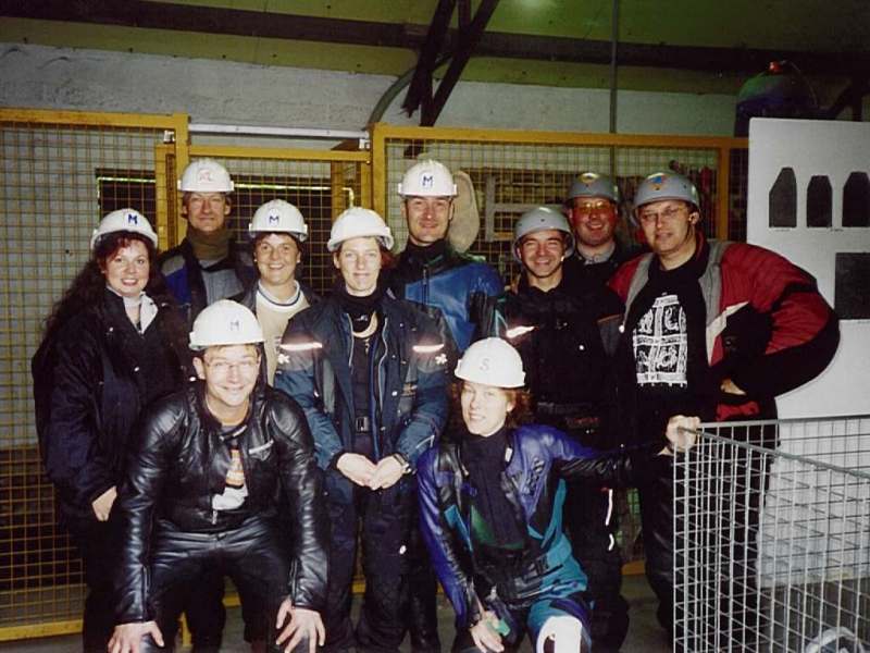 Gruppenfoto vor der Einfahrt in die Schieferbergwerke