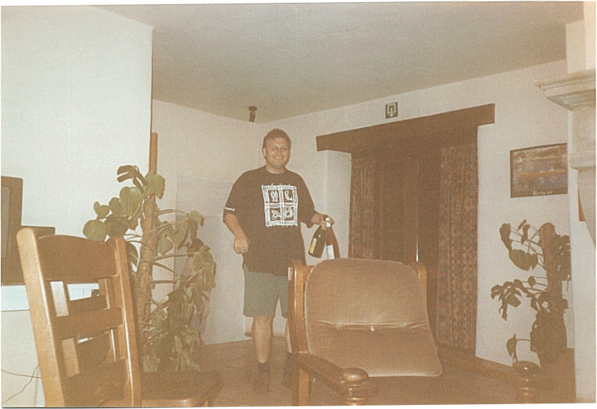 Lumpi im Lieblings-Shirt schwer bewaffnet